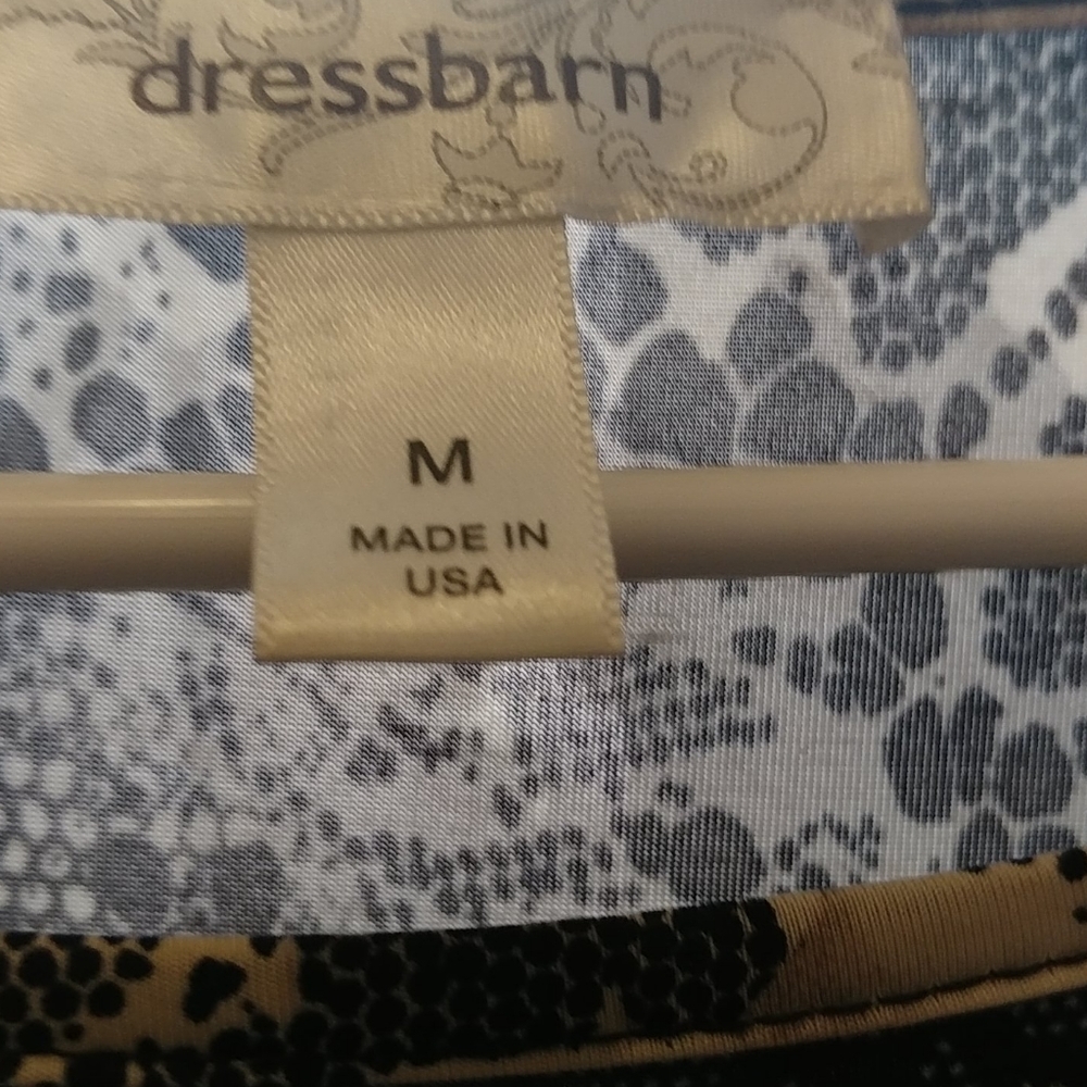 Women Floral top with unique design; a asymmetrical hem on The One Side - Picture 6 of 6